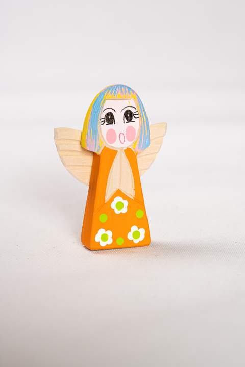 Anioł z drewna, duży, z pomarańczowym tułowiem w białe kwiatki z zielonymiśrodkami, w zielone kropki, włosy niebiesko różowo pomarańczowe