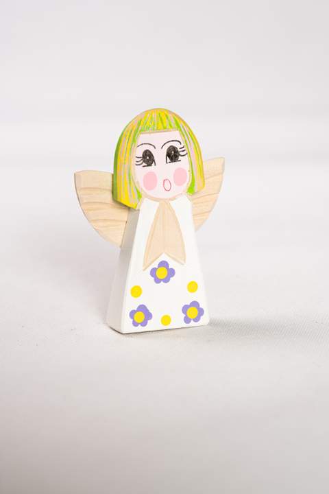 Drewniany anioł, duży, z białym tułowiem w fioletowe kwiatki z zółtymi kropkami, włosy żółto zielone