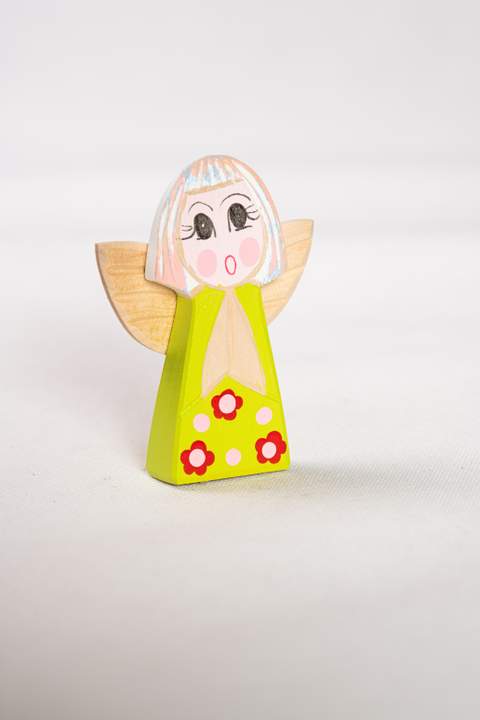 Anioł z drewna, duży, z zielonym tułowiem w czerwone kwiatki z różowymi środkami włosy niebiesko różowe