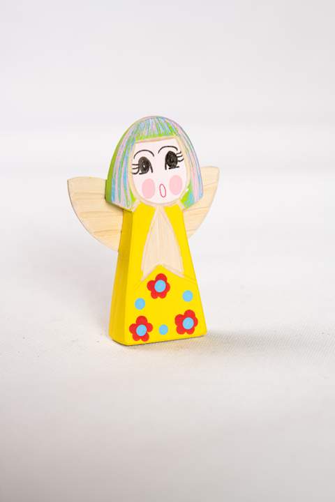 Anioł z drewna, duży, z żółtym tułowiem z czerwone kwiatki z niebieskimi kropkami, włosy niebieskie, fioletowe i zielone