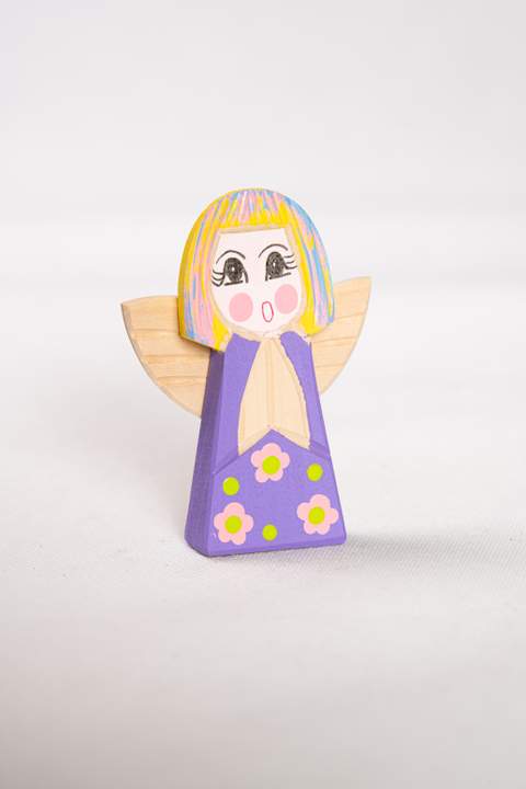 Anioł z drewna, duży, z fioletowym tułowiem w kwiatki w kolorze różowym z żółtymi środkami,włosy w kolorze żółtym niebieskim i różowym