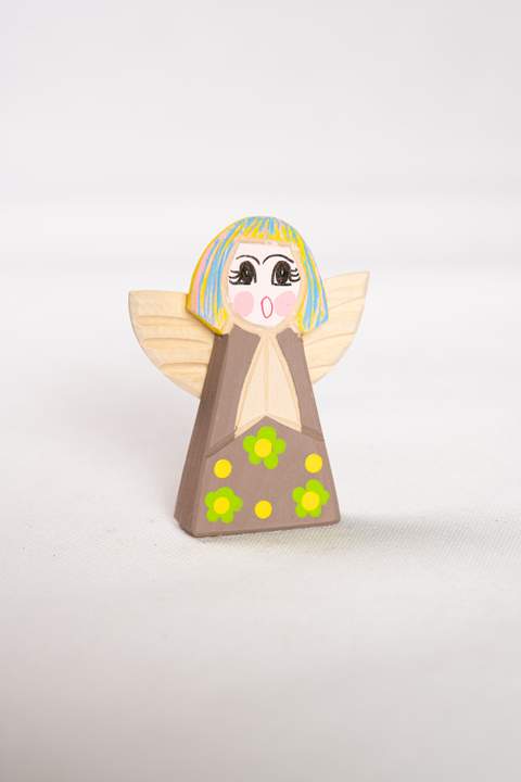 Drewniany anioł, duży, brązowy z zielonymi kwiatkami ze środkami w kolorze żółtym,włosy niebiesko żółto różowe