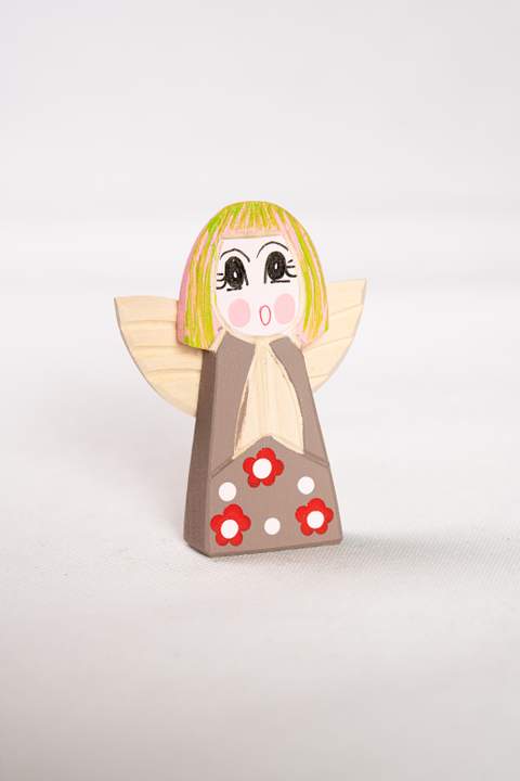 Anioł z drewna, duży, z brązowym tułowiem w czerwone kwiatki z białymi środkami włosy w kolorze żółto różowym