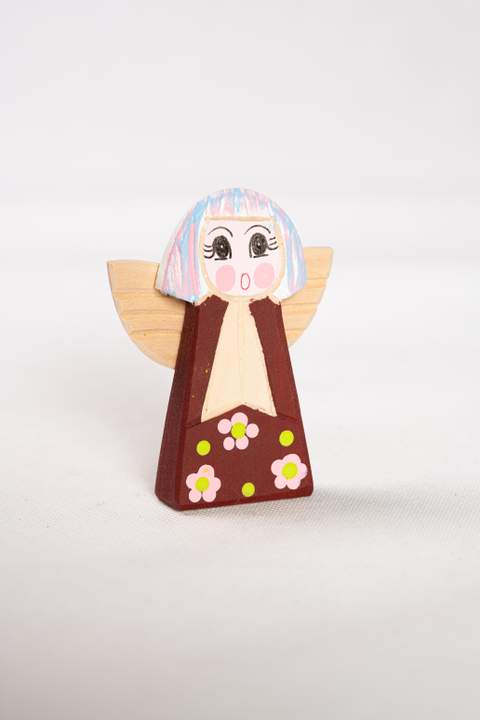 Drewniany anioł, duży, z brązowym tułowiem w różowe kwiatki z żółtymi środkami,włosy w kolorze niebiesko różowym