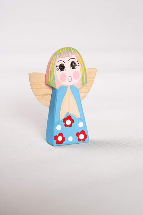 Anioł z drewna, duży, z niebieskim tułowiem w czerwone kwiatki z białymi środkami, włosy w kolorze żółtym zielonym i różowym