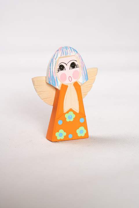 Anioł z drewna, duży, z pomarańczowym tułowiem w zielone kwiatki