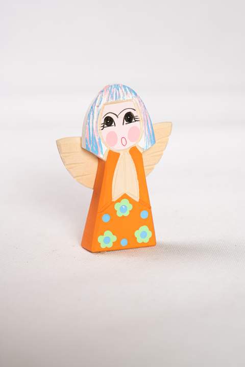 Drewniany anioł, duży, z pomarańczowym tułowiem w zielone kwiatki z niebieskimi kropkami włosy niebiesko różowe