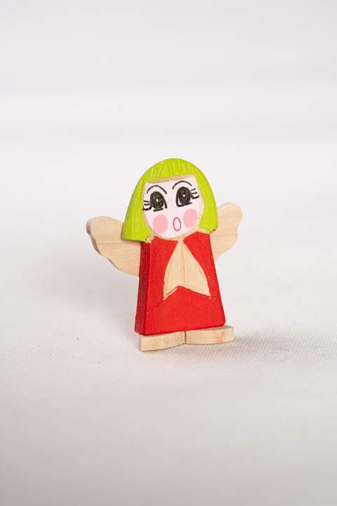 Anioł z drewna, mały, z czerwonym tułowiem, zielonymi włosami