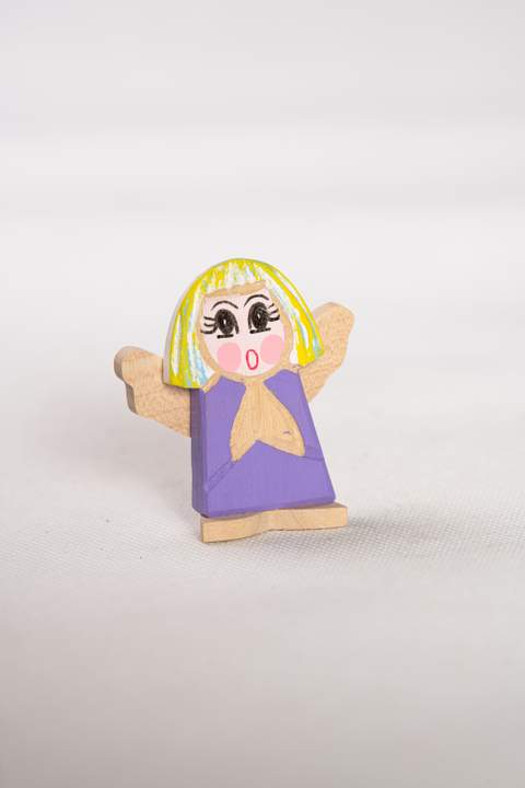 Drewniany anioł, mały, z fioletowym tułowiem, żółto niebieskimi włosami