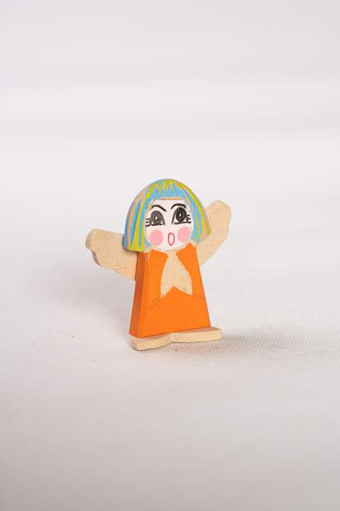 Anioł z drewna, mały, z pomarańczowym tułowiem i niebiesko zielonymi włosami