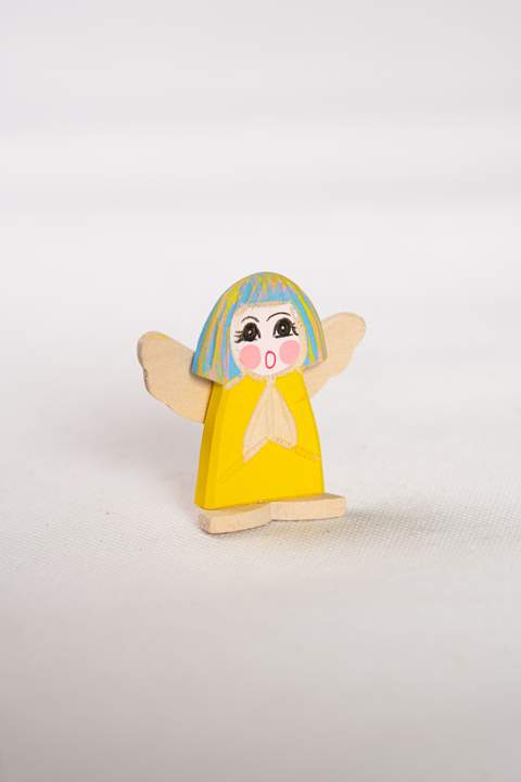 Anioł z drewna, mały, z żółtym tułowiem i niebiesko żółtymi włosami