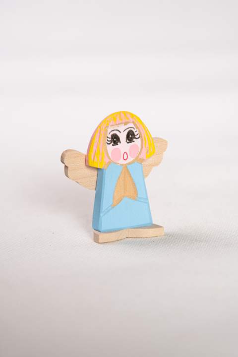 Anioł z drewna, mały, z niebieskim tułowiem z żółto różowymi włosami