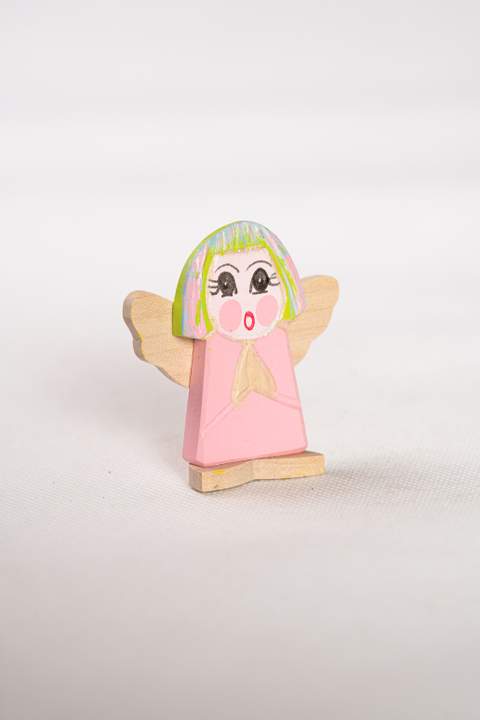Drewniany anioł, mały, z różowym tułowiem z włosami w kolorze niebieskim różowym i zielonym
