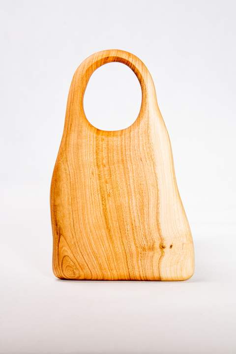 Deska do krojenia i serwowania z drewna, mała, wykonana z czeremchy, kolor jasny brąz wpadający w pomarańcz, brak rączki,