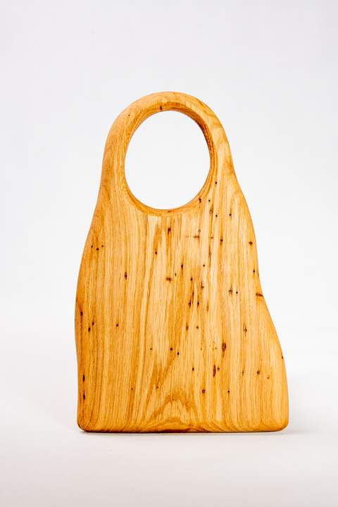 Deska do krojenia i serwowania z drewna, mała, z niewielkim otworem u góry, wykonana z drewna dębowego, wyraźne ciemno-brązowe kropki