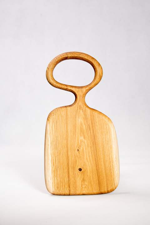 Deska do krojenia i serwowania z drewna, średnia, dębowa z dużą rączką, z małym sękiem
po środku