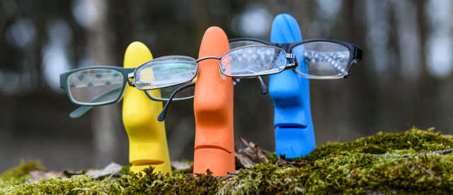 Stojaki na okulary w formie stojącego nosa