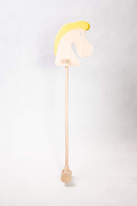 Koń na patyku z drewna, z jasno-żółtą grzywą i oczami