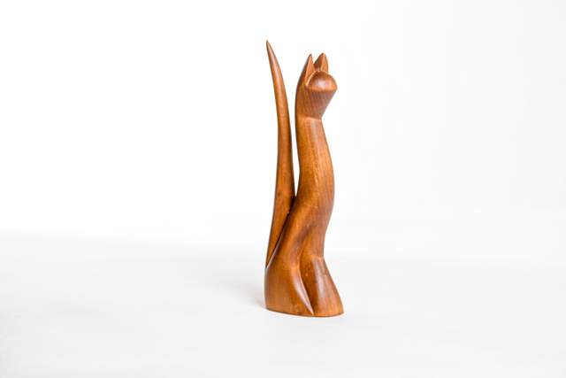 Kot z drewna, jasno-brązowy, smukły, długi, uszy szpiczaste, ogon wygięty do tyłu, smukły