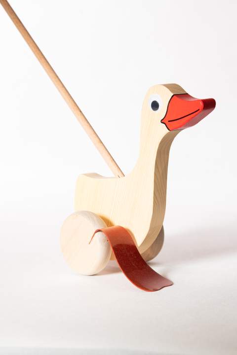 Drewniany ptak, gęś na kiju, czerwony dziób i małe, czarne oko, brązowe płetwy