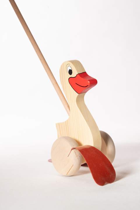 Drewniany ptak, kaczka na kiju, z czerwonym dziobem i czarnym okiem, brązowe płetwy