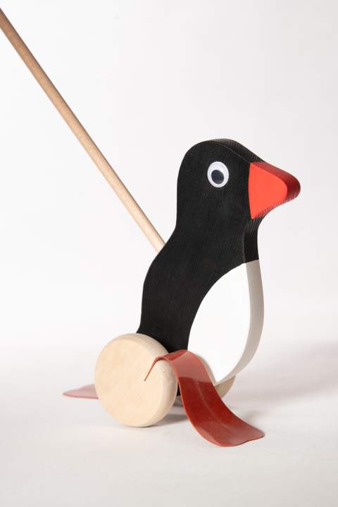 Ptak z drewna, pingwin, czarno biały tułów, czerwony dziób i dwie, brązowe płetwy