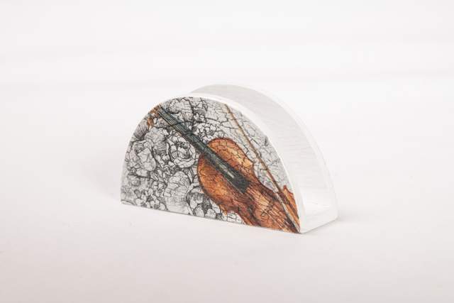 Serwetnik z drewna, popielaty z dużym brązowym kontrabasem, po lewej stornie szare kwiaty
przypominajace róże