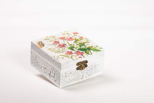 Drewniana szkatułka kwadratowa, mała, szara, lekko spękana farba, na wieczku duży bukiet poln
ych kwiatów w kolorze różowym i żółtym