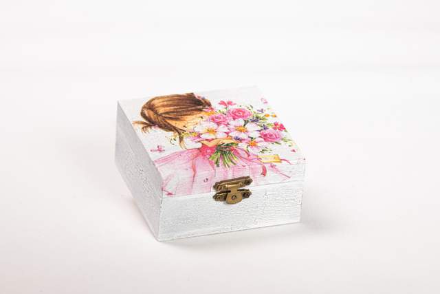 Szkatułka kwadratowa z drewna, mała, biała z wizerunkiem dziewczynki w różowej sukience z brązowymi włosami trzymającej bukiet biało-różowych kwiatów