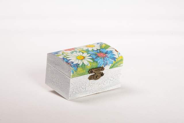 Szkatułka z drewna, mała, popielata, lekko spękana farba, wyraźne kwiaty w kolorze jasnego błękitu, białe margaretki z pomarańczowymi środkami