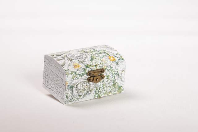 Drewniana szkatułka, mała, kolor szary, wyraźne popielate róże i białe bratki