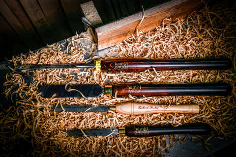 Ręce osoby wycinającej w kawałku drewna deske kuchenną