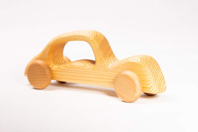 Samochód zabawka z drewna, duży, w kolorze jasnego brązu, duże okno