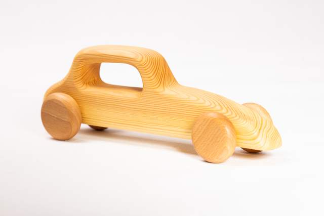 Drewniany samochód zabawka, duży, podłużny kształt, kolor jasny, naturalne drewno, duże okno