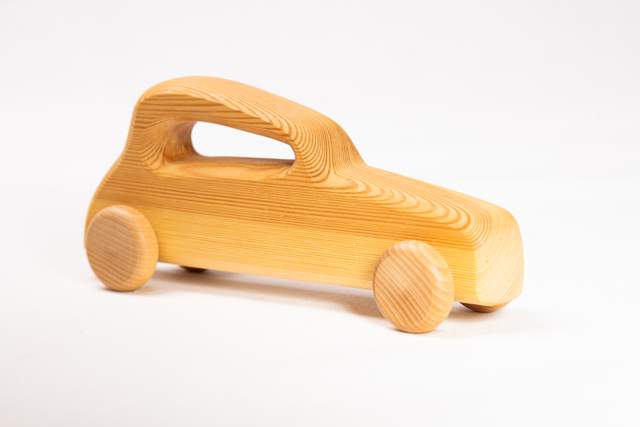 Samochód zabawka z drewna, duży, naturalny kolor drewna, podłużne, niewielkie oko