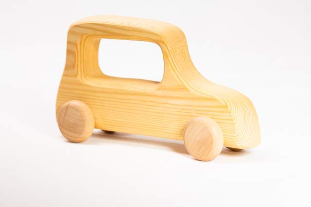 Samochód zabawka z drewna, duży, wysoki, w kolorze jasnego brązu, z dużym prostokątnym oknem