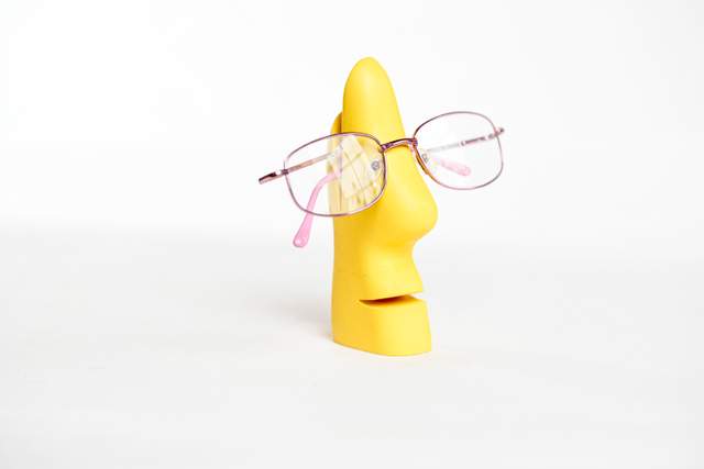Drewniane stojaki na okulary, drewniany stojak na okulary w kolorze żółtym