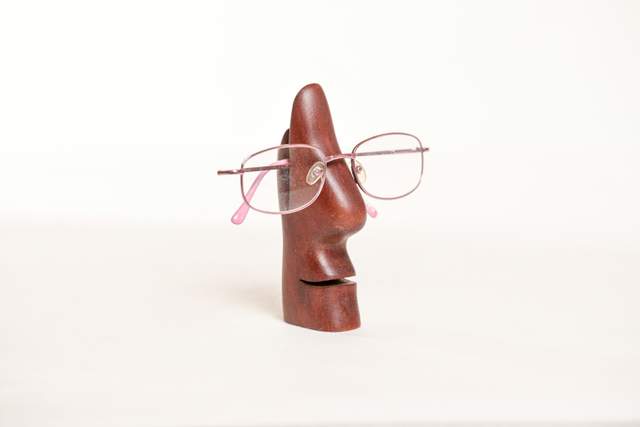 Stojaki na okulary z drewna, stojak do zawieszenia okularów w kształcie nosa, kolor ciemny brąz