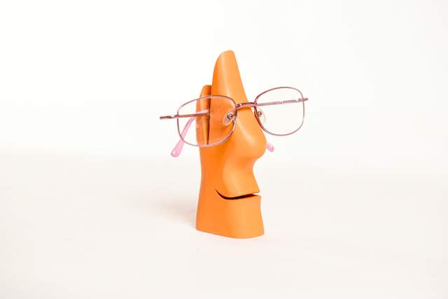 Stojaki na okulary z drewna, stojak na okulary w kolorze pomarańczowym wykonany z drewna sosonowego