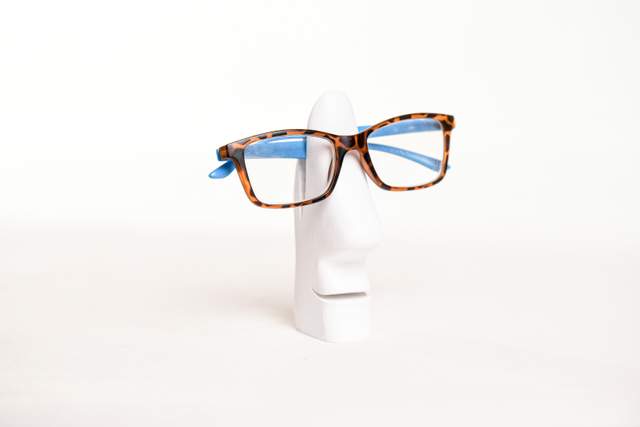 Drewniane stojaki na okulary, podstawka na okulary w kolorze białym z drewna brzozowego