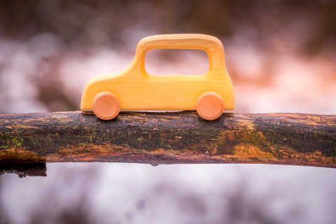 Drewniany samochód dla dziecka